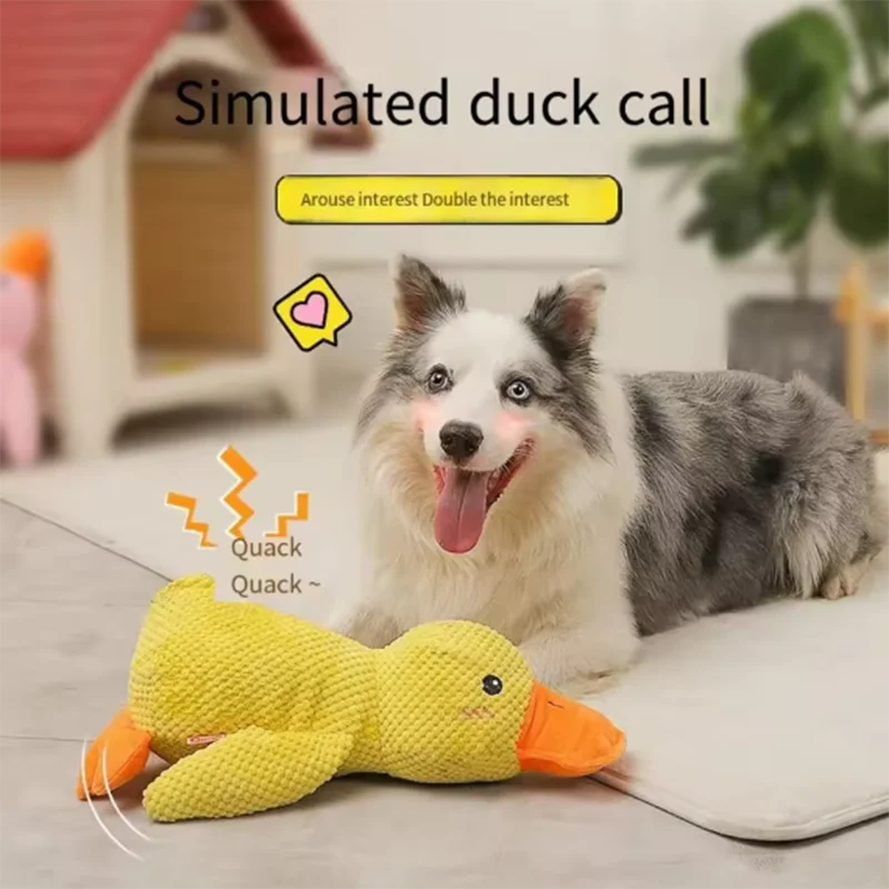 Perro durmiendo con pato de juguete para perros para aliviar el aburrimiento, pequeño pato amarillo, muñeco de peluche interactivo para mascotas, suministros para mascotas.