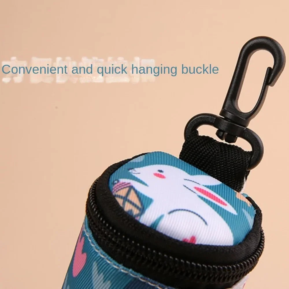 Dispensador de Bolsas para Excrementos de Perro Colgable con Cremallera Accesorio para Pasear Perros Soporte para Bolsas de Basura Portátil Lindo Organizador de Bolsas de Basura Suministros para Mascotas