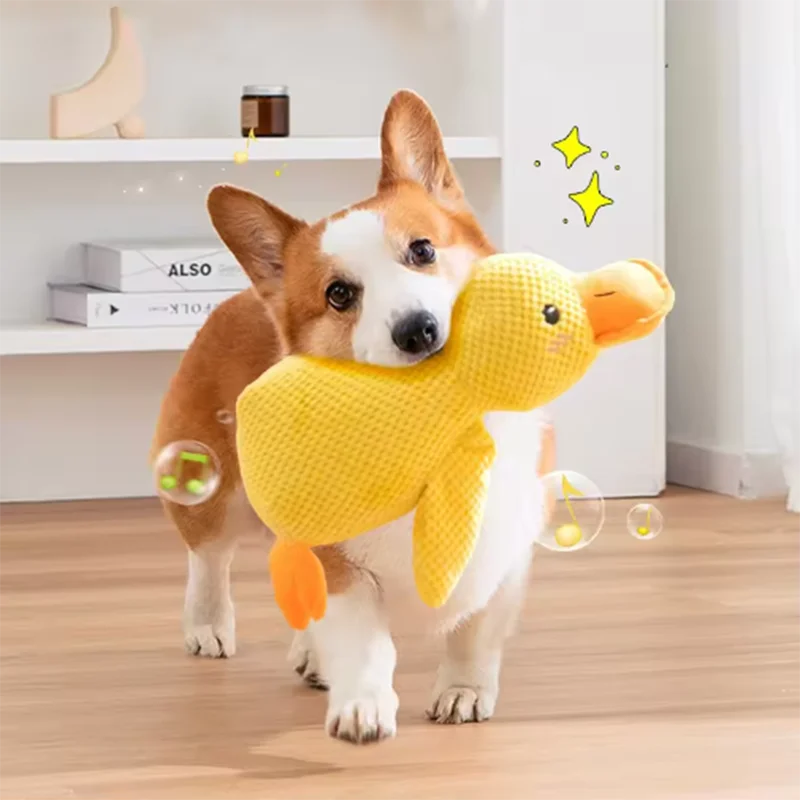 Perro durmiendo con pato de juguete para perros para aliviar el aburrimiento, pequeño pato amarillo, muñeco de peluche interactivo para mascotas, suministros para mascotas.