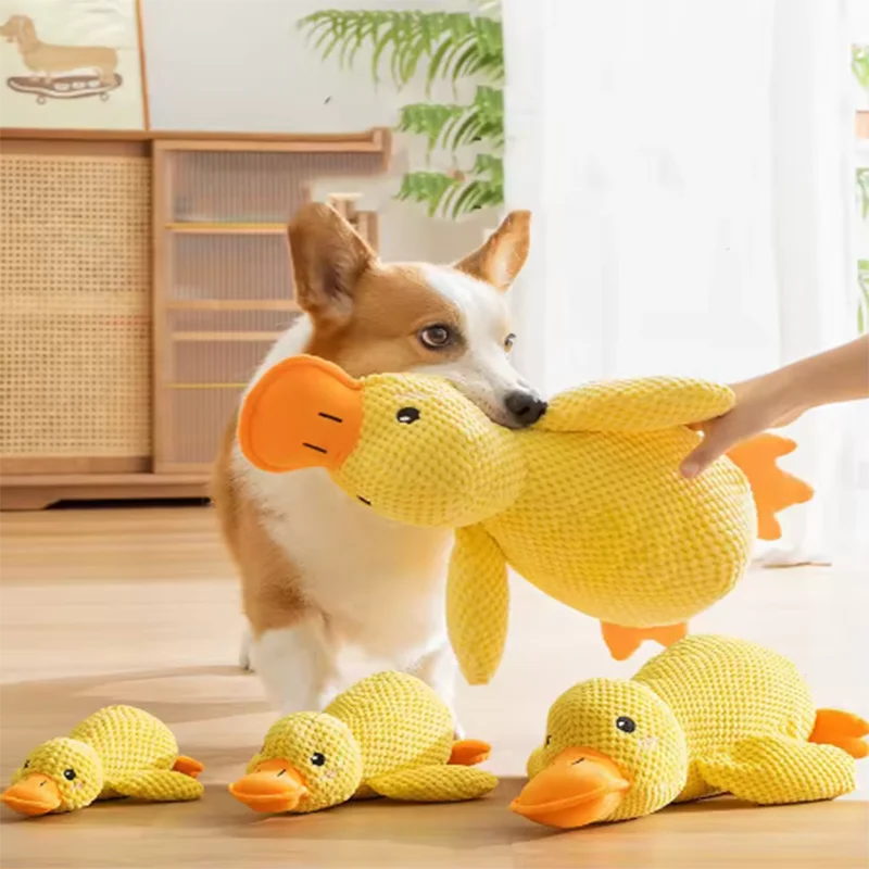 Perro durmiendo con pato de juguete para perros para aliviar el aburrimiento, pequeño pato amarillo, muñeco de peluche interactivo para mascotas, suministros para mascotas.